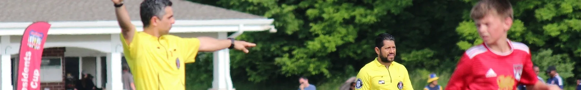 A blurry picture of someone throwing a frisbee.